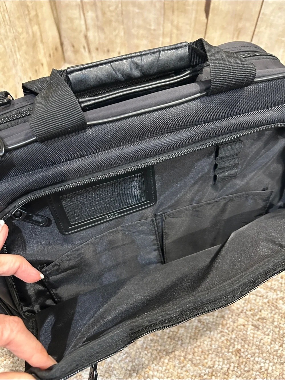 Targus Black Men's Laptop Bag with Shoulder Strap/ Carry On